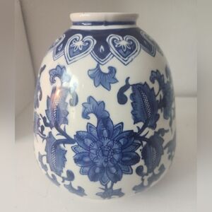 Hand Painted  Porcelain Chinoiserie Blue & White Floral  Vase BEAUTIFUL